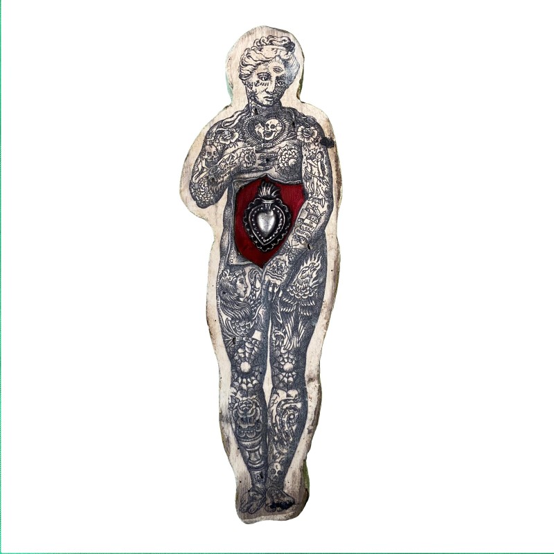 Piccola donna tatuata con cuore sacro (19 x 6 cm)