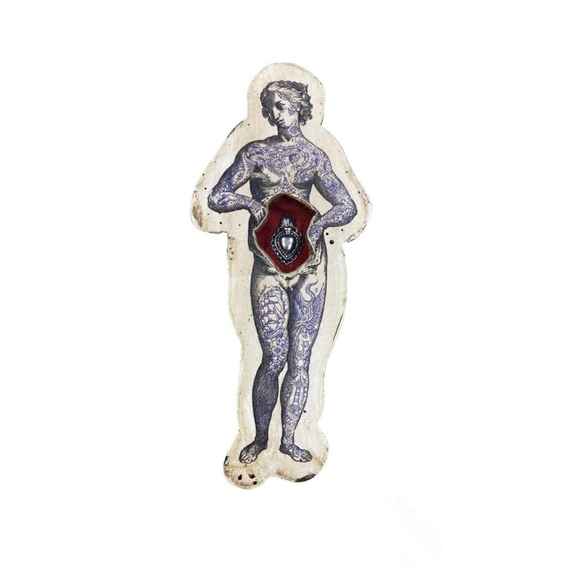 Donna tatuata con cuore sacro (24 x 10 cm)