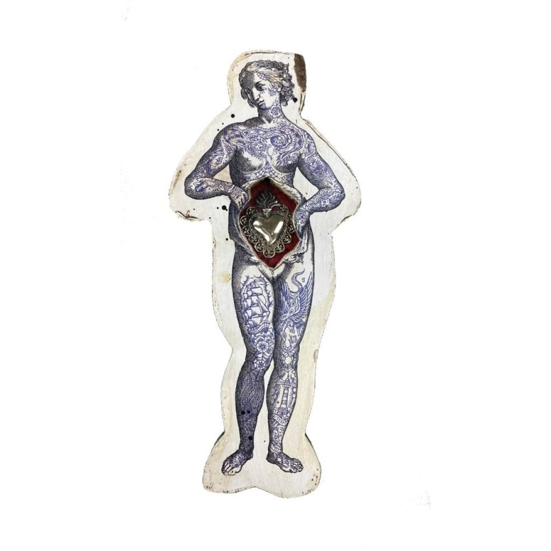 Donna tatuata con cuore sacro (28 x 12 cm)
