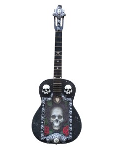 Chitarra decorata con teschi in resina