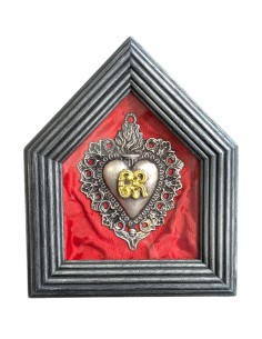 Cornice sagomata a forma di sacro cuore abbellita con teschio | El Rana